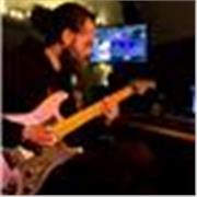 Je peux enseigner la guitare(débutant/intermédiaire), la basse(débutant), la théorie musicale(débutant), la technique du son