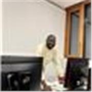 Mathe-Tutor, der Kinder in aller Altersgruppen hilft 