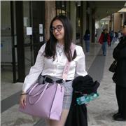 Studentessa Lettere Classiche impartisce lezione di latino