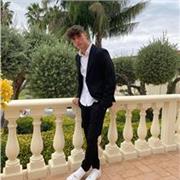 Studente laureando di economia aziendale e business management fornisce ripetizioni ed aiuto compiti a studenti di medie e superiori