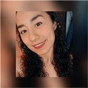 Profesora de química imparte clases a niños y jóvenes