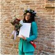 Studentessa universitaria di lettere impartisce lezioni di italiano