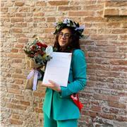 Studentessa universitaria di lettere impartisce lezioni di italiano