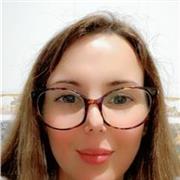 Profesora da clases de apoyo para primaria