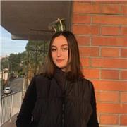 Profesora de matemáticas imparte classes a niños menores de 16 años