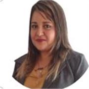 Profesor imparte classe de matemática basica, español, y geologia a niños y adultos