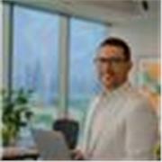 Egresado de la Carrera de administración, 20 años en el rubro laboral, en el campo publico y privado