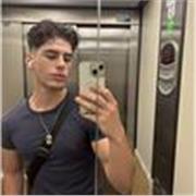 Estudiante universitario de la carrera de estudios ingleses. Puedo dar clases de español, inglés, francés i incluso de deportes
