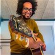 Profesor de música y musicoterapeuta con amplia experiencia en la enseñanza de ukelele, dinámico y emocionante. 