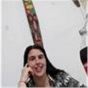 Maestra dicta clase a niños de todos los grados