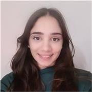 Studentessa universitaria che da lezioni di informatica base, chimica, matematica, fisica