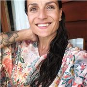 profesora de arte imparte clases de dibujo y pintura a niños y adultos de todas las edades