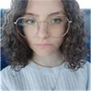 Studentessa di quinta superiore al liceo linguistico impartisce lezioni di grammatica italiana a studenti di elementari e medie