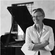 Insegnante di pianoforte di lunga esperienza, impartisce lezioni dai 6 anni in su. Lezioni per adulti. Lezioni in presenza o online