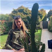 Mamma e papà non hanno tempo per seguirti nei compiti? Ci pensa Sara