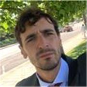 Profesor de boxeo que ajusta el entrenamiento a los diferentes niveles de cada alumno