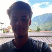 Ragazzo appena uscito dal liceo scientifico, con interessi nella storia, nella fisica e nella letteratura italiana