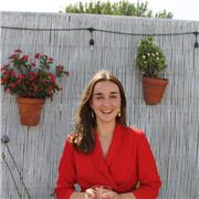 Profesora de matemáticas aplicada con experiencia  dando clases tanto en inglés como en español de alumnos desde infantil hasta la ESO.