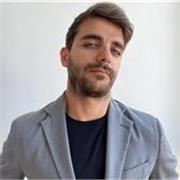 Laureato in lingue e letterature straniere