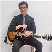 Chitarrista-docente impartisce lezioni di chitarra