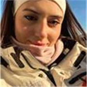 Diplomata al liceo classico, frequentante facoltà di scienze biologiche