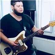 Insegnante di chitarra per studenti e studentesse di tutte le età