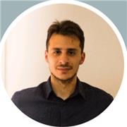 Tecnico di laboratorio d'esperienza appassionato di scienza impartisce lezioni di biologia