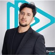 Profesor de cine y audiovisual con más de 9 años de experiencia en televisión y medios masivos, ofrece clases prácticas para princ