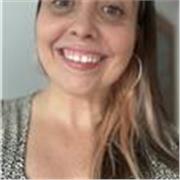 Educadora infantil con la titulación universitaria de arte y diseño. 