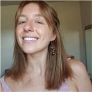 Insegnante di madrelingua inglese che offre lezioni di yoga e meditazione