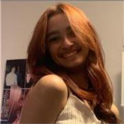 Soy una mujer joven de 20 años, nativa en inglés. Trabajo bien con niños/as de edad hasta 15 años de edad