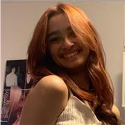 Soy una mujer joven de 20 años, nativa en inglés. Trabajo bien con niños/as de edad hasta 15 años de edad