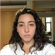 Adolescente adecuada para enseñar a nivel de primaria.