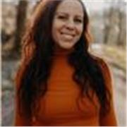 Máster y Licenciatura en Traducción e Interpretación, certificada en TEFL y con más de 15 años de experiencia.

