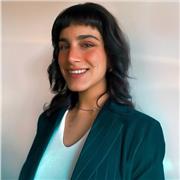 Laureata in relazioni internazionali, l’italiano è la mia madre lingua ma parlo molto bene inglese e francese