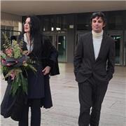 Docente impartisce lezioni ai ragazzi di scuola media , superiori