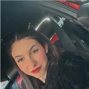 Soy una chica muy extrovertida a la que le gusta enseñar de manera divertida