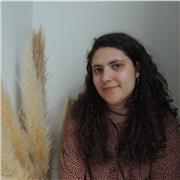 Profesora de diseño de interiores titulada, ofrece clases en español o catalán.