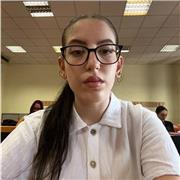 Studio lingue all’università l’Orientale di Napoli e sono al secondo anno, le lingue in cui mi sto laureando sono spagnolo e portoghese