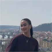 Ragazza creativa e fresca di studi offre ripetizioni e aiuto compiti online. Disponibile per lingue e altre materie.