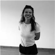 Profesora de yoga y pilates con mas de 15 años de experiencia, titulada en yoga terapéutico 
