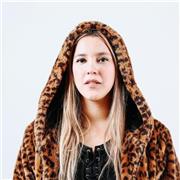 Niñera que ayude en las clases