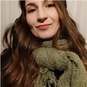 Laureata in lingue e letterature straniere offre lezioni di lingua inglese fino alla scuola media inferiore; laureanda in storia dell'arte offre lezioni fino alla scuola media superiore