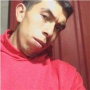 Docente imparte clases a niños de primero hasta quinto grado