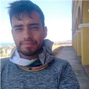 Profesor de apoyo escolar enfocado en clases para niños de forma presencial