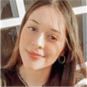 Profesora de Español imparte clases a alumnos de primaria