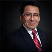 Profesor de psicología, familia y coach imparte clases a estudiantes de psicología