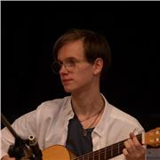 Ich bin Englisch-Tutor und unterrichte alle Niveaus und Altersgruppen.