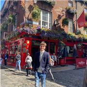 Profesor nativo de inglés para dar clase a niños pequeños y fomentar su aprendizaje bilingüe mediante clases ajustadas a su nivel