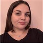 Studentessa offre aiuto compiti elementari con pazienza e metodo efficace 